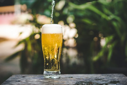 Descubre una cervecería local en Marsella.