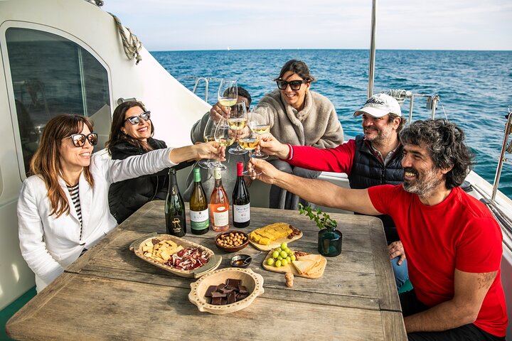Barcelona : Cata Privada Premium de Vinos & Tapas en un Catamarán