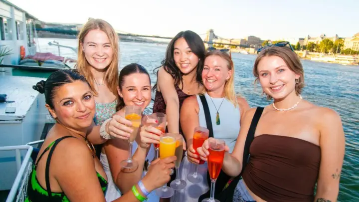 Budapest: Sightseeing River Cruise with Unlimited Cocktails