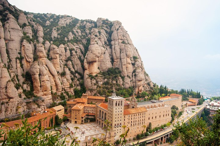 Excursión al Monasterio de Montserrat y la Sagrada Familia con degustación de licores
