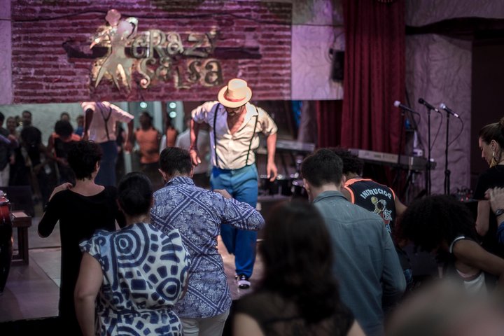 Clase de salsa en grupo