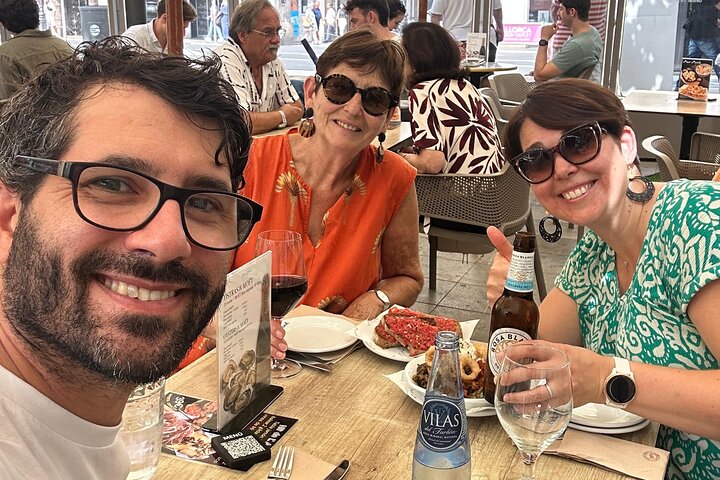 Tour a pie de tapas por la noche en Palma con pinchos y bebidas