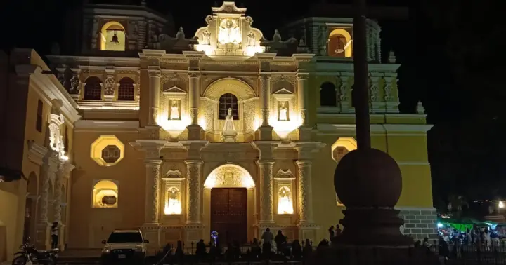 Tour a pie nocturno de mitos y leyendas de La Antigua