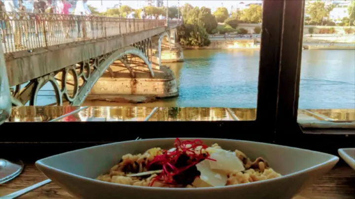 Recorrido de tapas de 3 horas por Triana, el animado barrio de Sevilla