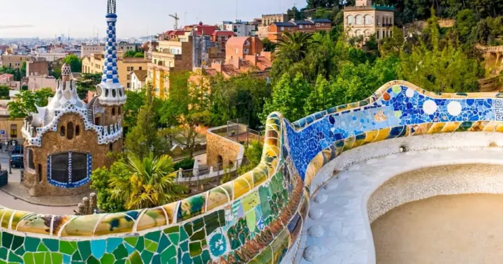 Barcelona: Park Güell Skip-the-Line Tour with Official Guide