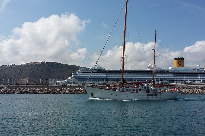 Barcelona: Excursión en velero por el Skyline con música y bebida