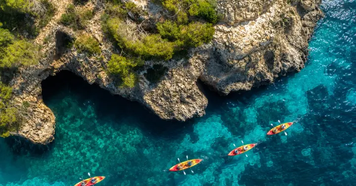 Villajoyosa: tour de kayak, esnórquel y salto desde las rocas