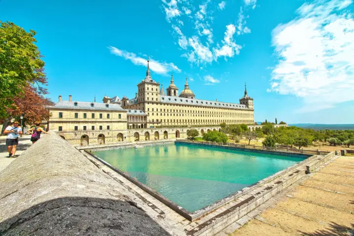 Desde Madrid: Excursión de un día a El Escorial, el Valle y Segovia