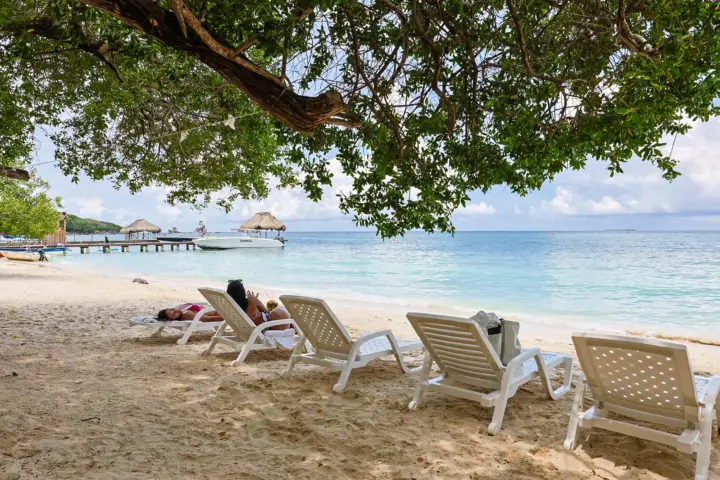 Isla Grande: Playa Libre, Transporte y Almuerzo en Hotel Coral Sand