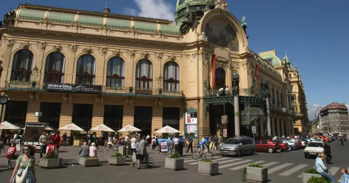 Prague: 2 hours city tour + 1 hour boat cruise