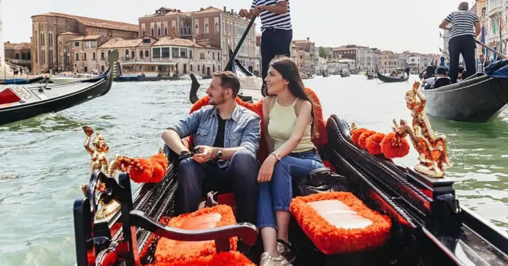 Venice: Grand Canal Gondola Ride with App Commentary