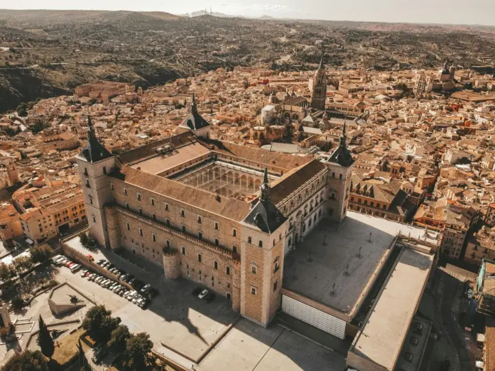 Madrid: Excursión a Toledo con visita al Alcázar y Museo del Ejército