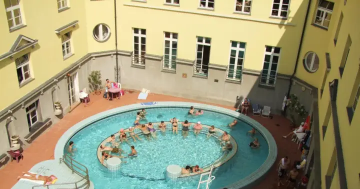 Budapest Super Saver: Spa, Basilica Tour, and Danube Cruise