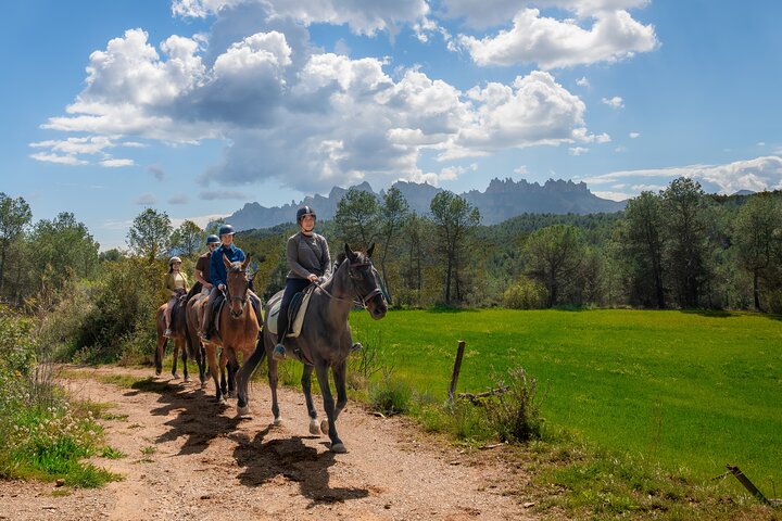 Excursión para grupos pequeños a Montserrat, paseo a caballo y monasterio