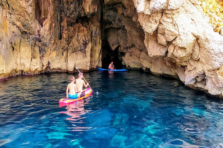 Tour en barco por las cuevas y calas del mar
