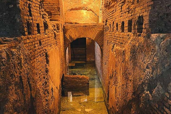 Acueducto subterráneo de la Fontana de Trevi y tour por la Plaza Española