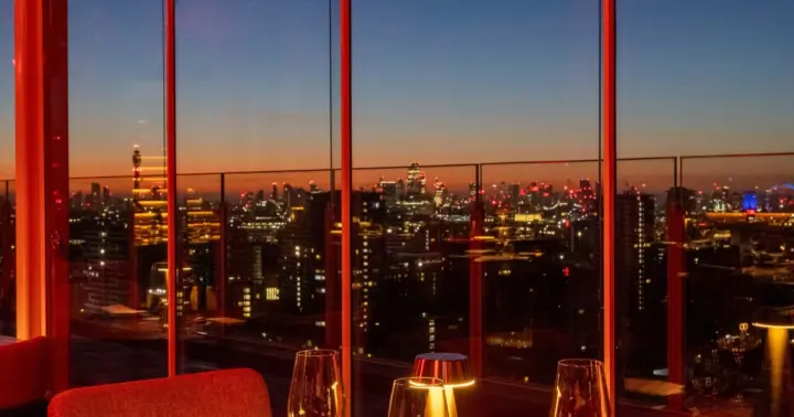 Cena de 3 platos en la azotea con vistas del paisaje urbano de Londres