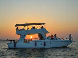 Paseo en barco al atardecer