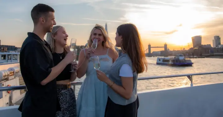 Londres: Paseo en barco nocturno por el Támesis con cava y canapés