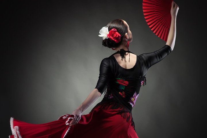 Tour a pie en grupo pequeño por Barcelona, espectáculo de flamenco y cena de tapas