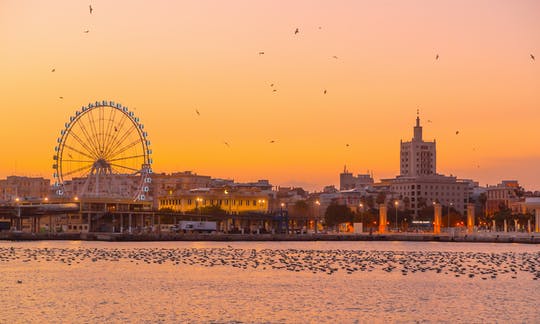 Paseo en catamarán al atardecer por la bahía Málaga con cava