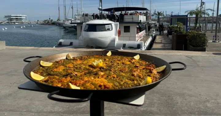 Valencia: Catamaran Cruise, Paella Lunch and Swim Stop