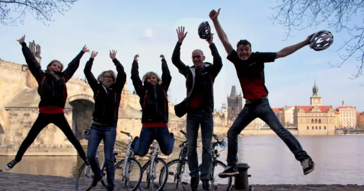 Praga: Visita de la ciudad en bici o bicicleta eléctrica con un guía local