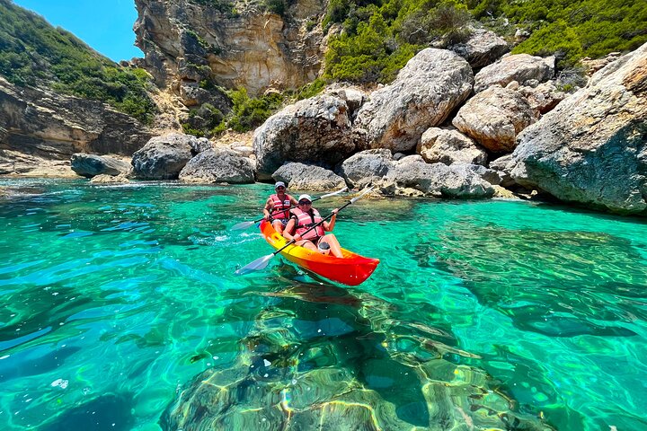 Cuevas inexploradas y paraíso para practicar snorkel: tour en kayak por Cala Granadella