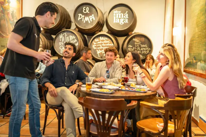 Málaga: tour privado de tapas, vino y azoteas