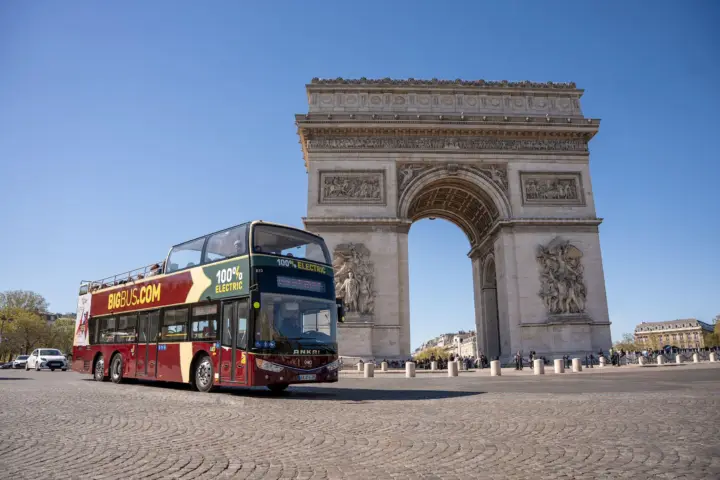 París: Entrada al Arco de Triunfo y tour con paradas libres en Big Bus