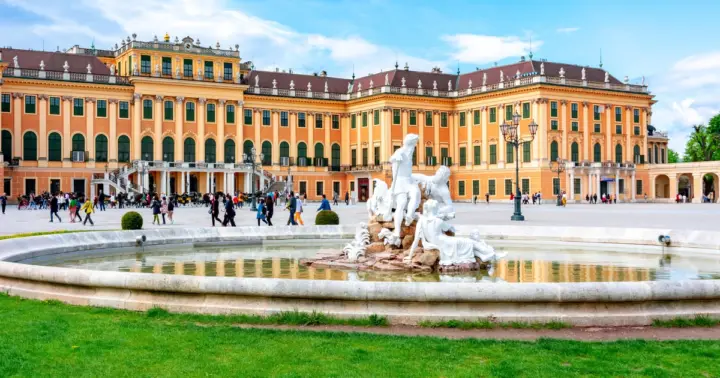 Vienna: Skip-the-Line Schönbrunn Palace and Gardens Tour