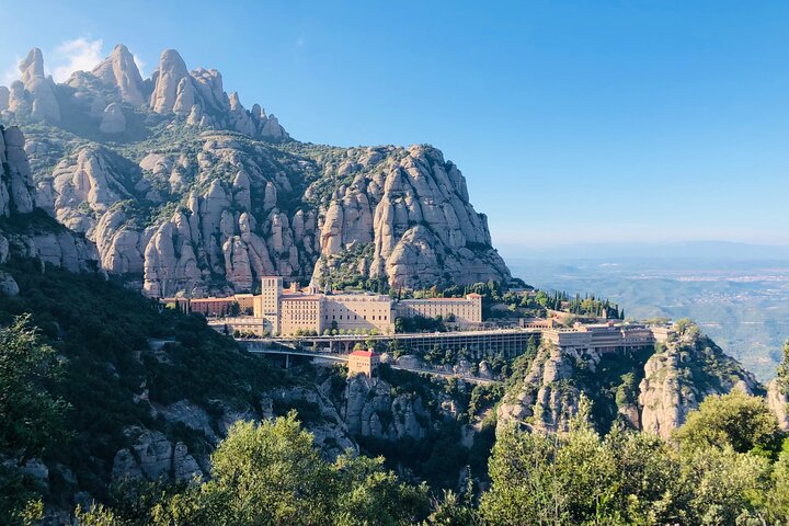 Visita matutina a Montserrat de medio día sin ajetreos desde Barcelona