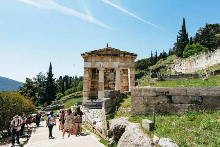 Atenas: tour guiado a la mitología de Delfos, su museo y Arájova