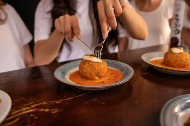 Barcelona: Gothic and El Born Food Tour with Tapas and Wine