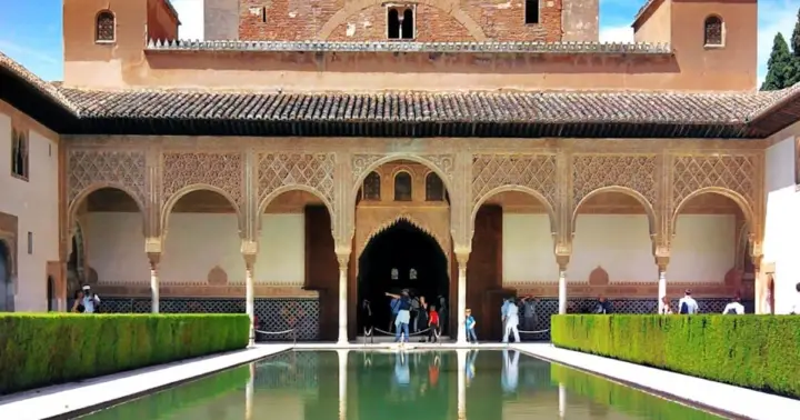 Alhambra and Nasrid Palaces Guided Tour with Tickets