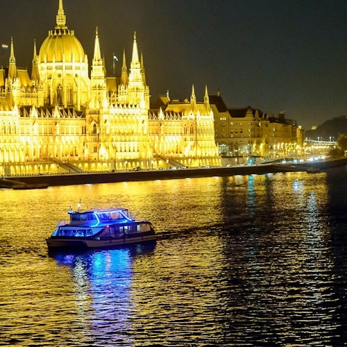 Budapest: Crucero nocturno de cócteles y folclore