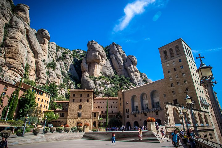 Excursión a Montserrat y circuito de cava desde Barcelona