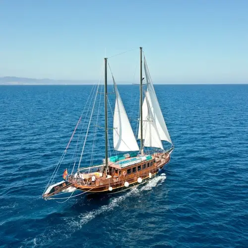 Barcelona: Paseo en barco en velero + barra libre