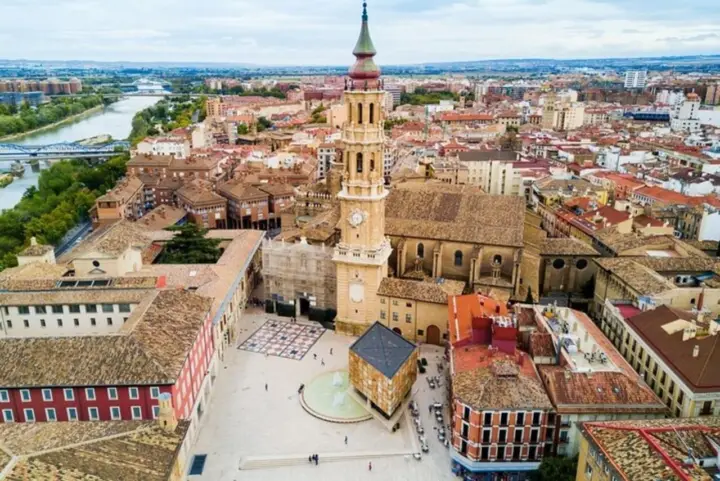 Zaragoza : Visita privada a pie personalizada con guía local