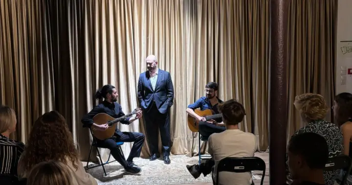 Lisboa: espectáculo de fado en directo en la exclusiva CASA LUNDUM | Alfama con oporto