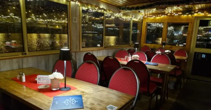 1-hour cruise with 2 drinks included