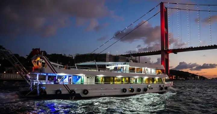 Istanbul: Bosphorus & Golden Horn Cruise Daytime or Sunset