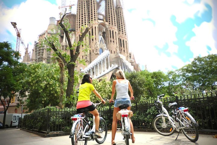 Barcelona : Visita Guiada en Bici a la Sagrada Familia y Ciudad Destacados