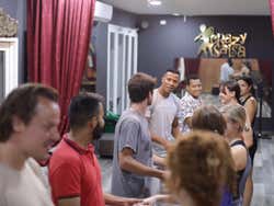 Clase de salsa con música en directo