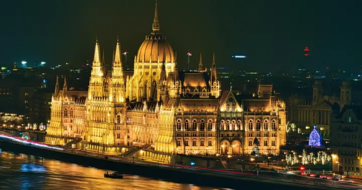 Budapest: Parliament, Christmas Market and Ferris Wheel