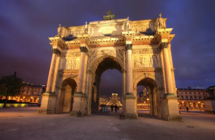 París: Visita nocturna al Louvre con un guía privado