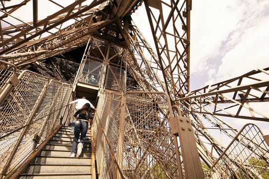 Visita guiada a la Torre Eiffel a pie con opción a cumbre