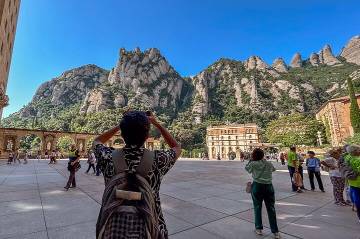 Excursión al Monasterio de Montserrat y la Sagrada Familia con degustación de licores