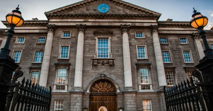 Dublin: Fast-Track Book of Kells Ticket & Dublin Castle Tour