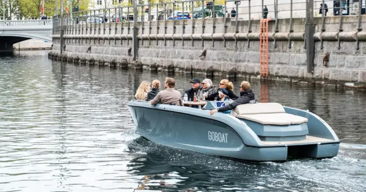 Copenhagen: Electric Canal Tour with live guide & hygge